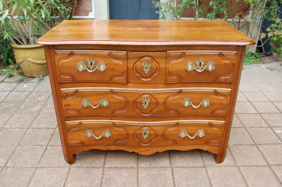 Commode parisienne d �poque Louis XV en noyer du 18e si�cle