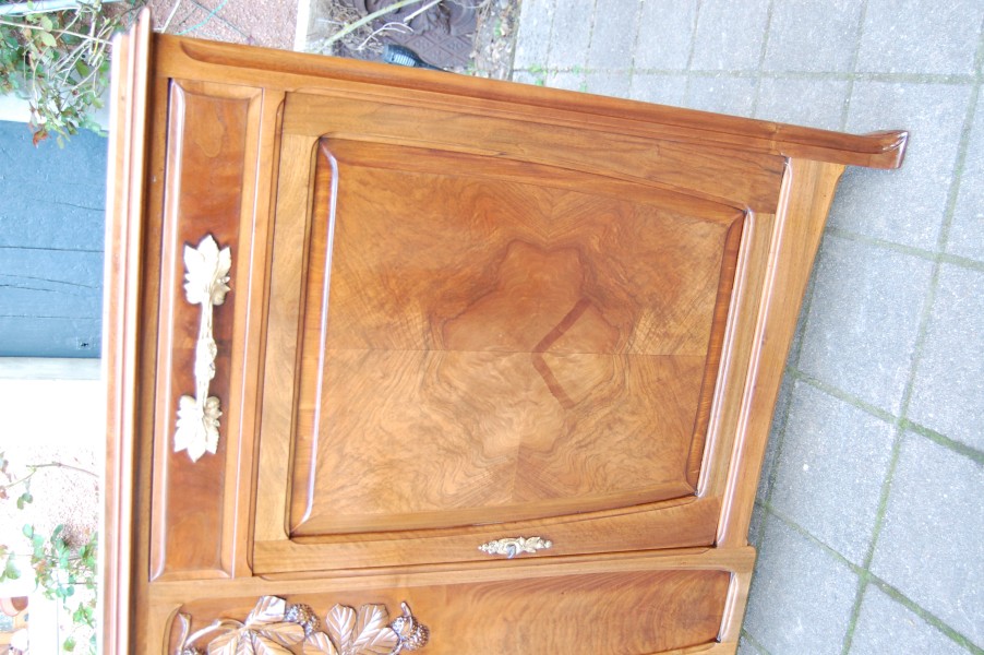 Buffet d �poque art nouveau en noyer des ann�es 1900