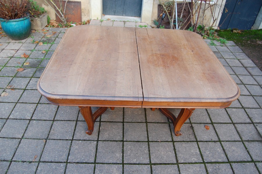 Table Napolon III en noyer de style Louis XV fin du 19e sicle