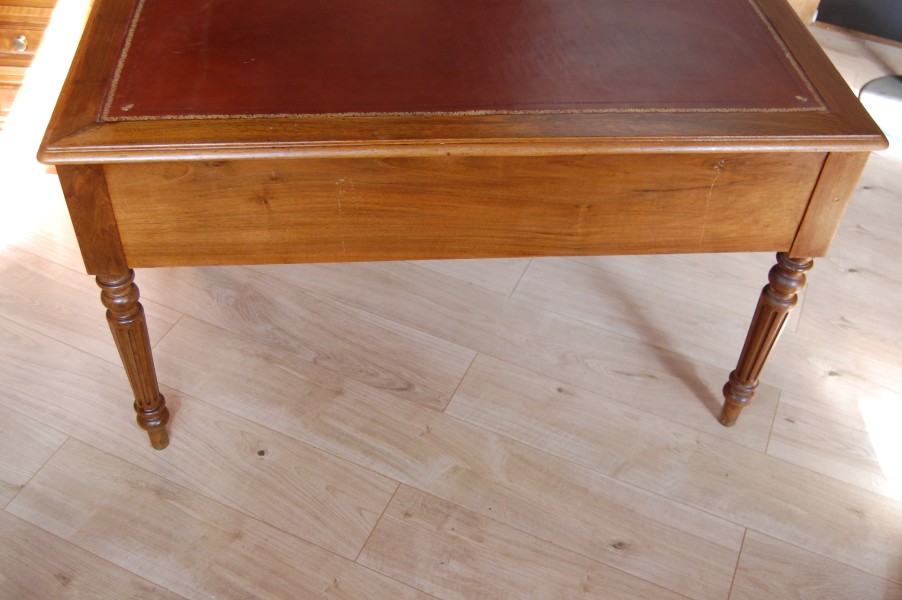 Bureau d �poque Louis Philippe en noyer fin du 19e si�cle
