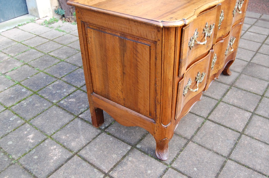 Commode arbal�te d �poque Louis XV en noyer du 18e si�cle