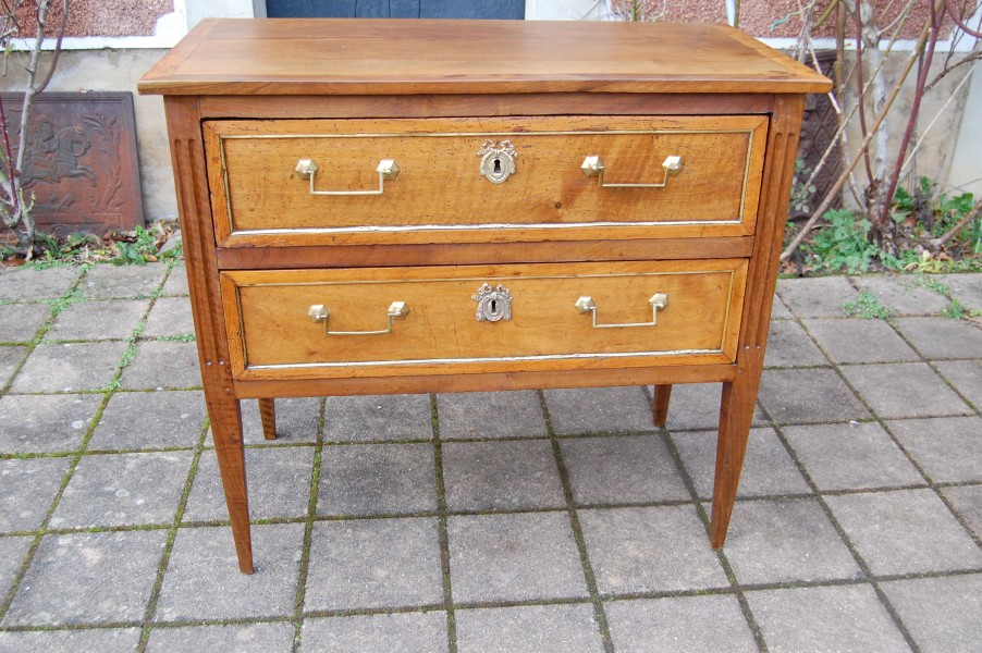 Commode d �poque Louis XVI en noyer du 18e si�cle