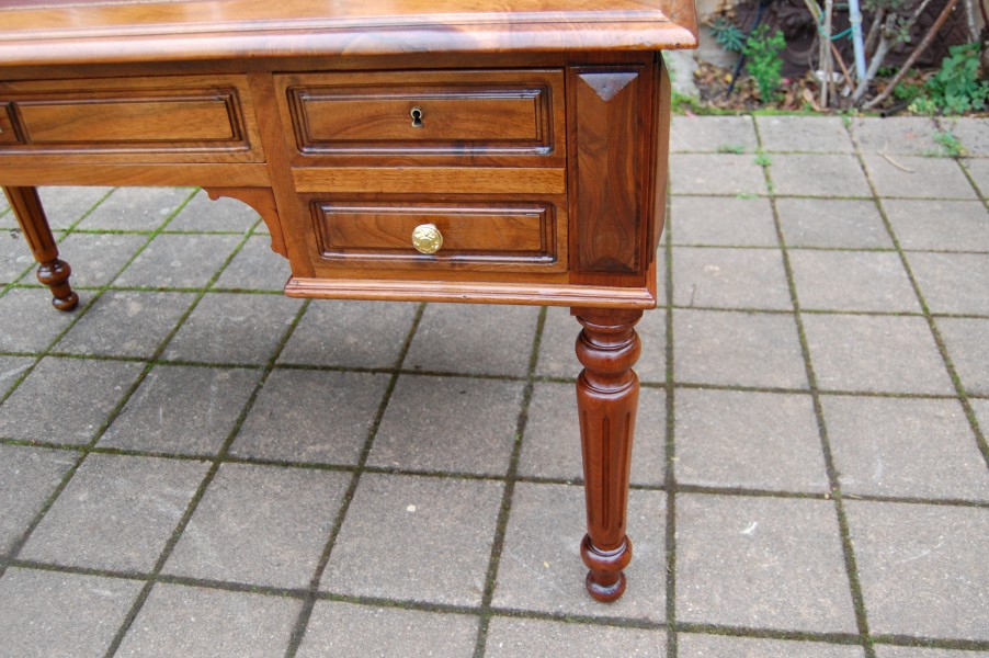 Bureau d �poque Louis Philippe en noyer du 19e si�cle