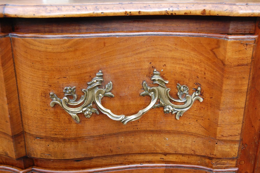 Commode arbal�te d �poque Louis XV en noyer du 18e si�cle