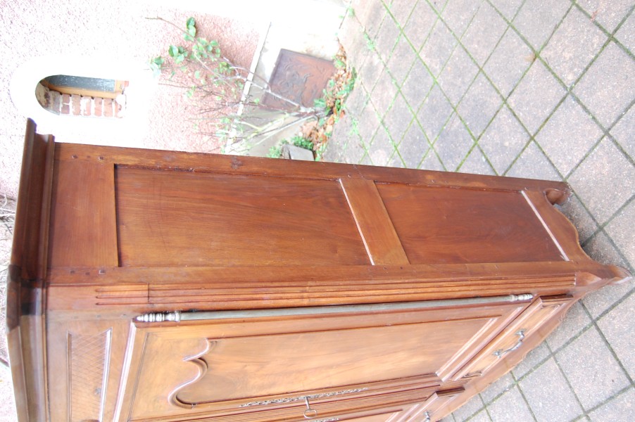 Armoire basse Louis XV en noyer du 19e sicle