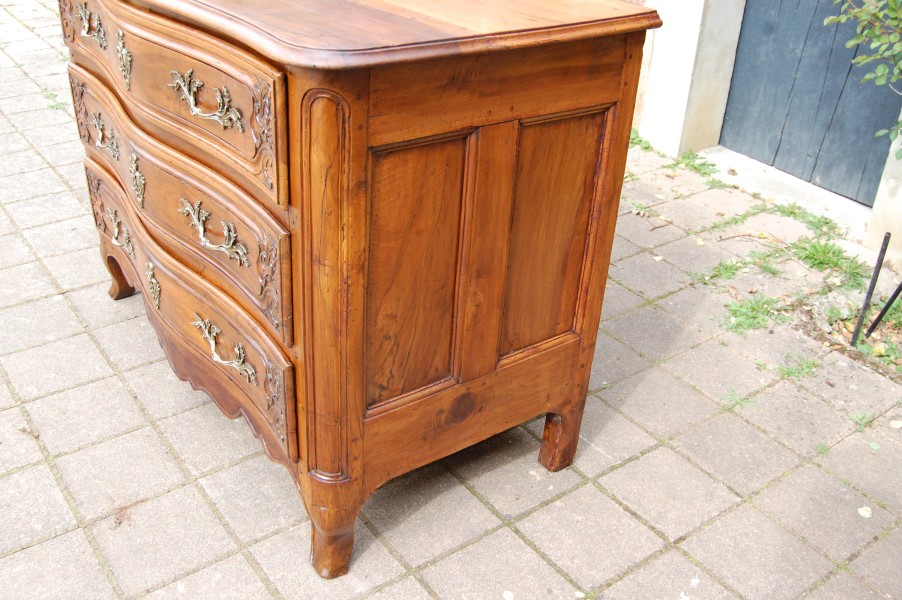 Commode d �poque Louis XV en noyer du 18e si�cle