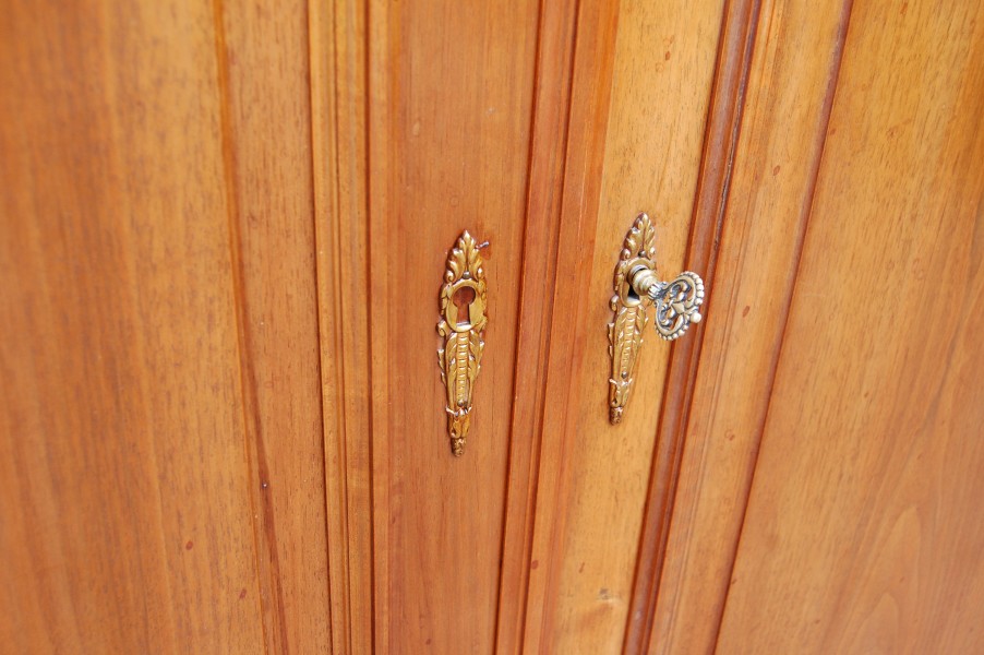 Biblioth�que armoire Napol�on III en noyer fin du 19e si�cle