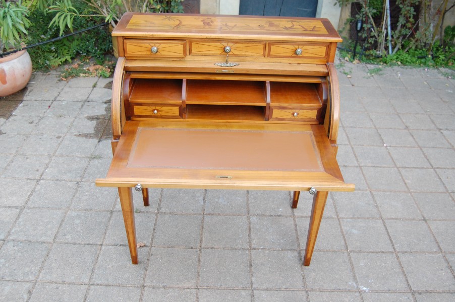Bureau cylindre de style Louis XVI en noyer 