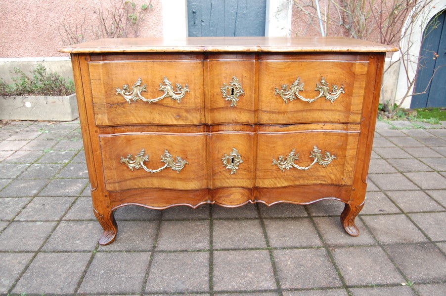 Commode arbal�te d �poque Louis XV en noyer du 18e si�cle