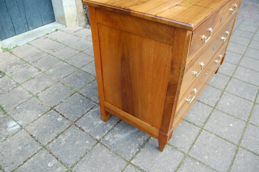 Commode d �poque Louis XVI en noyer du 18e si�cle