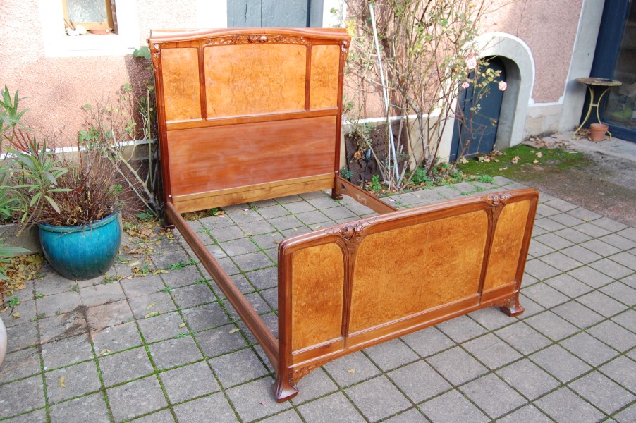 Lit d poque art nouveau en acajou et loupe d orme des annes 1900 