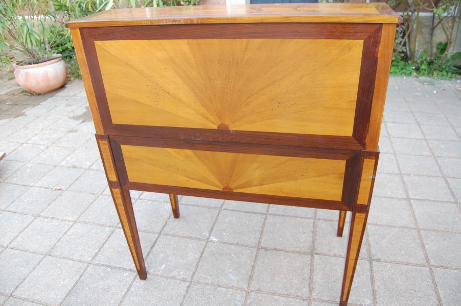 Bureau cylindre de style Louis XVI en noyer 
