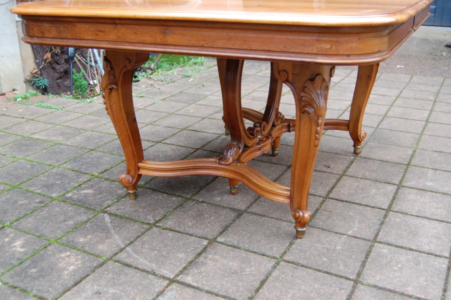 III table Napol�on III en noyer fin du 19e si�cle avec rallonges 22 couverts