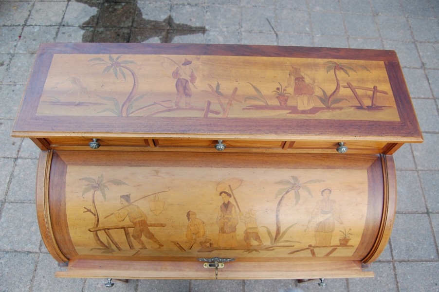 Bureau cylindre de style Louis XVI en noyer 