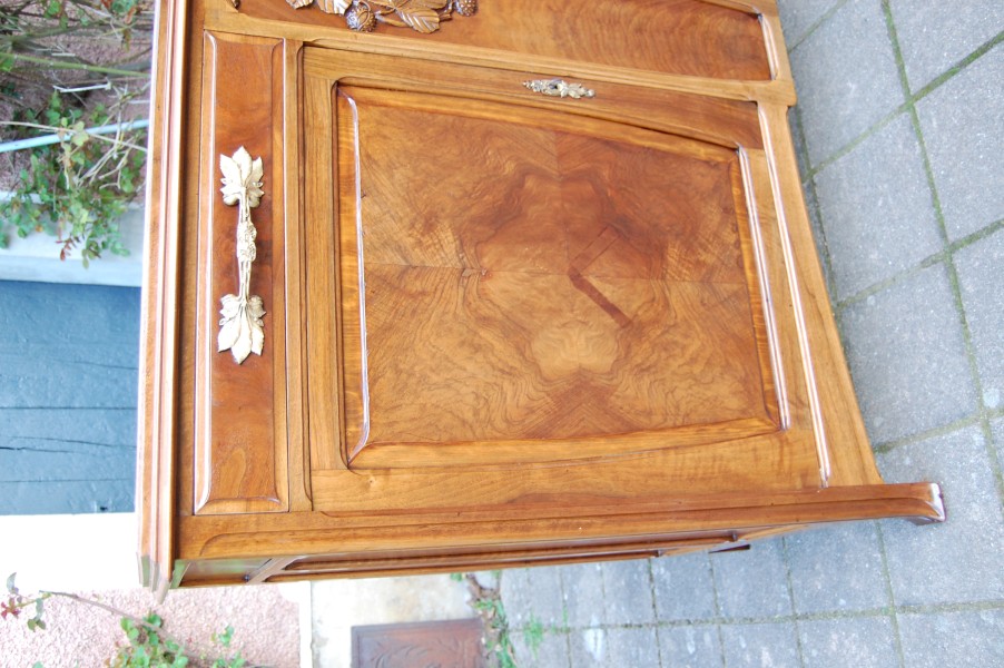 Buffet d �poque art nouveau en noyer des ann�es 1900