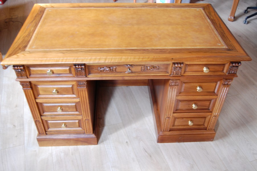 Bureau � caisson en noyer Napol�on III en noyer du 19e si�cle