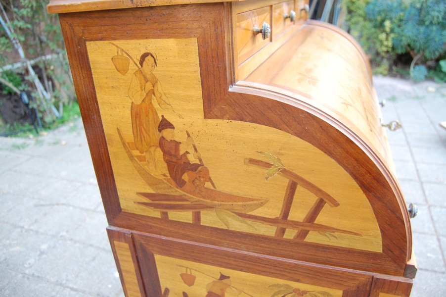 Bureau cylindre de style Louis XVI en noyer 