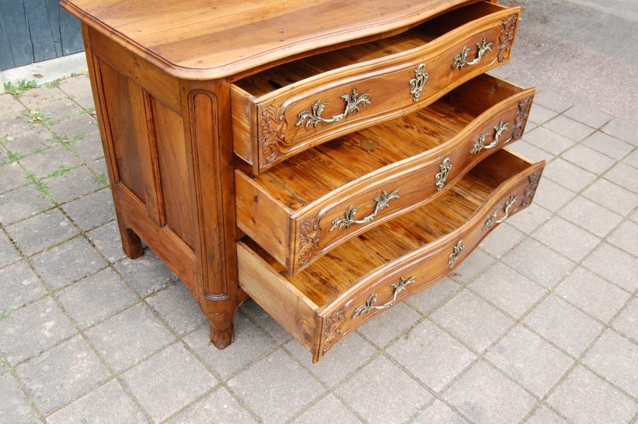 Commode d �poque Louis XV en noyer du 18e si�cle