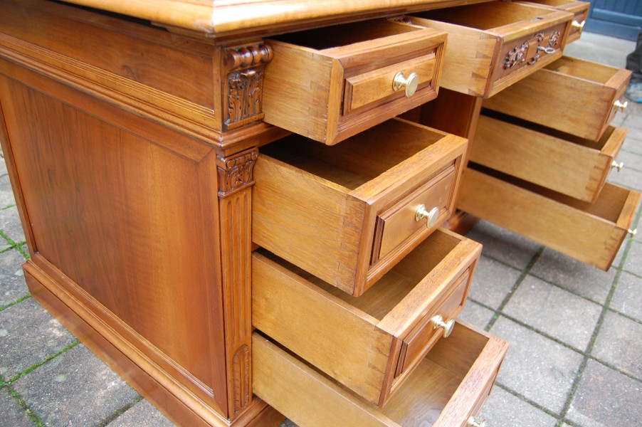 Bureau  caisson en noyer Napolon III en noyer du 19e sicle