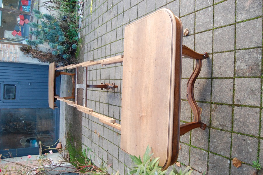 Table Napolon III en noyer de style Louis XV fin du 19e sicle