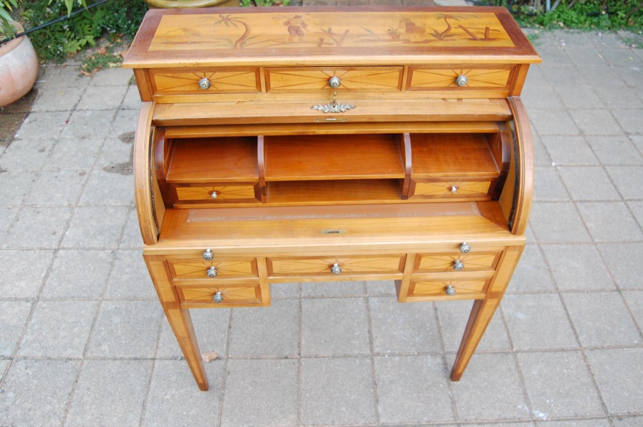 Bureau cylindre de style Louis XVI en noyer 