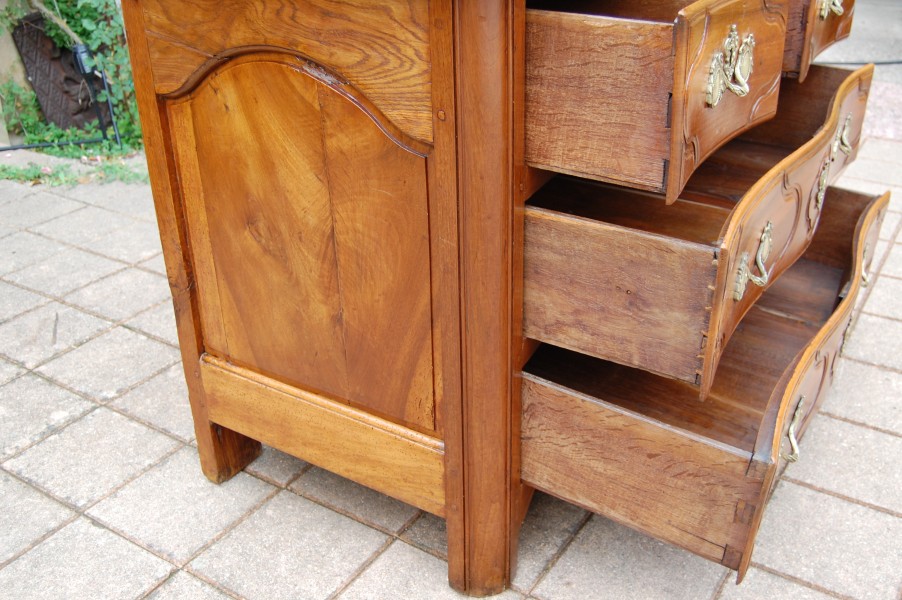 Commode parisienne d �poque Louis XV en noyer du 18e si�cle