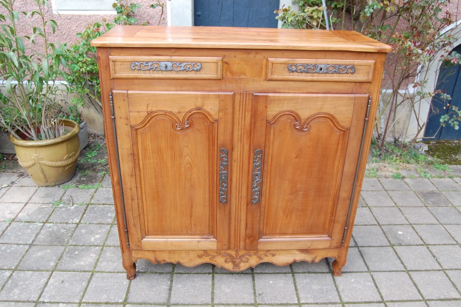 Buffet Louis XV en merisier du 19e si�cle