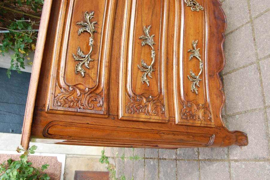 Commode d �poque Louis XV en noyer du 18e si�cle