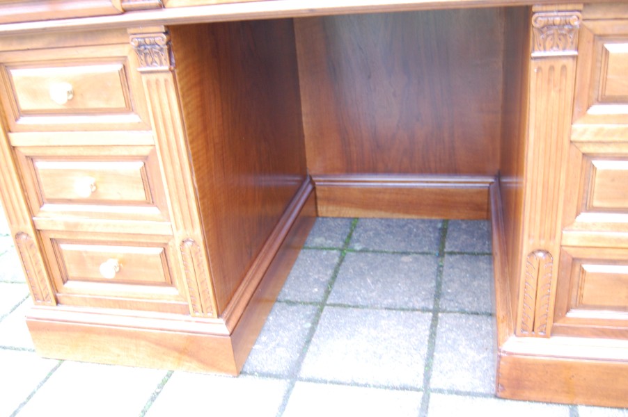 Bureau  caisson en noyer Napolon III en noyer du 19e sicle