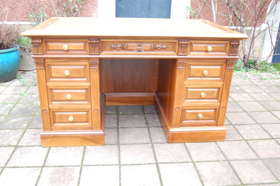 Bureau  caisson en noyer Napolon III en noyer du 19e sicle