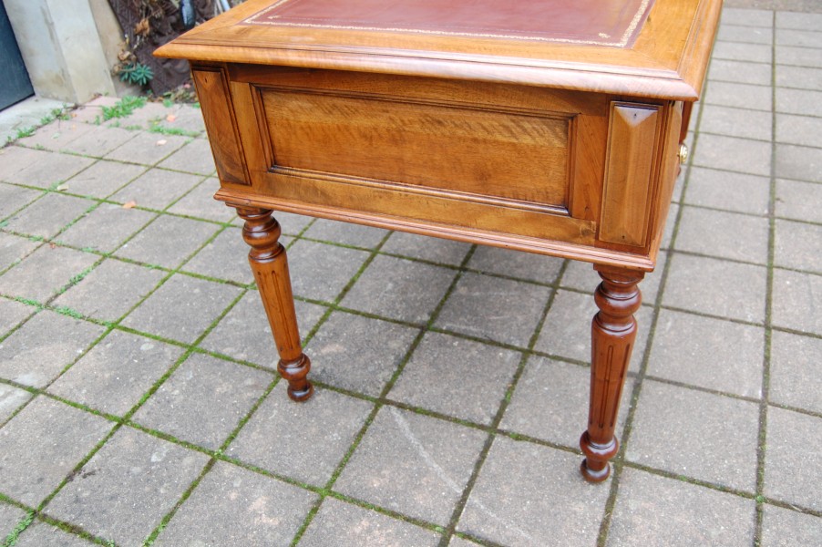 Bureau d �poque Louis Philippe en noyer du 19e si�cle