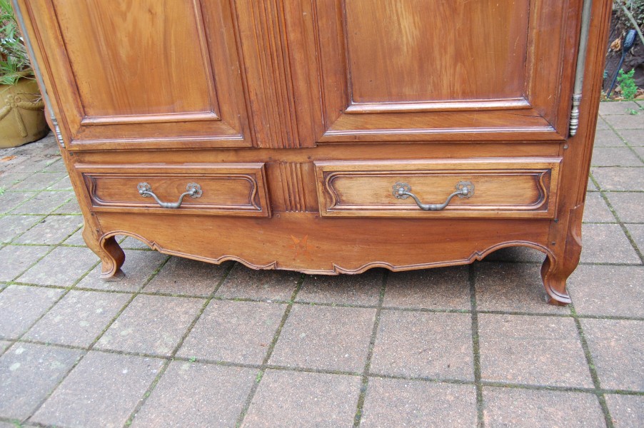 Armoire basse Louis XV en noyer du 19e sicle