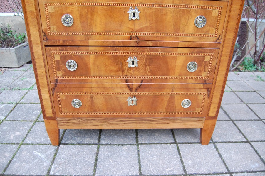 Commode chiffonnier d �poque Louis XVI en noyer du 18e si�cle