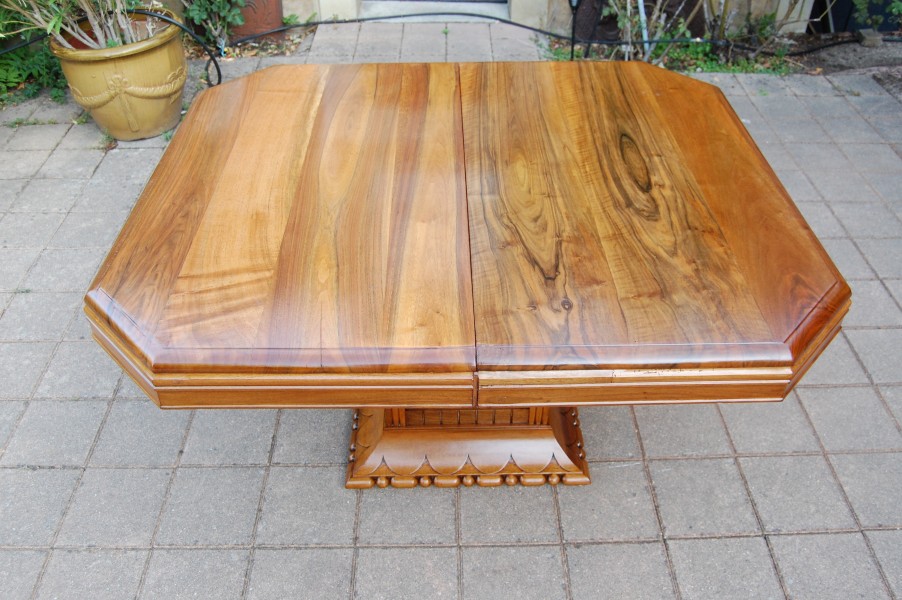 Table art d�co en noyer avec rallonges 14 couverts