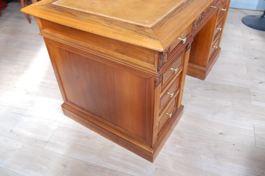 Bureau � caisson en noyer Napol�on III en noyer du 19e si�cle