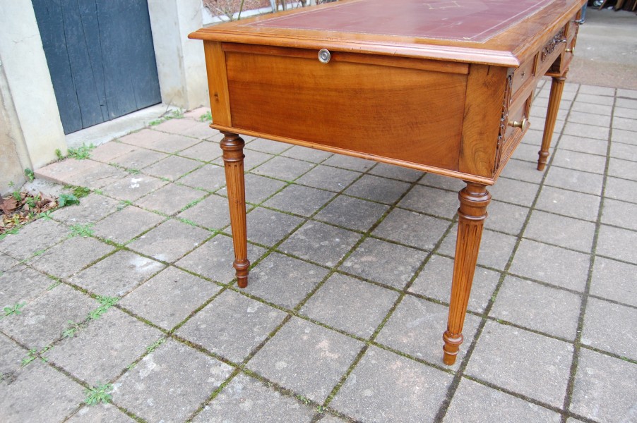 Bureau Napol�on III de style Louis XVI en noyer fin du 19e si�cle