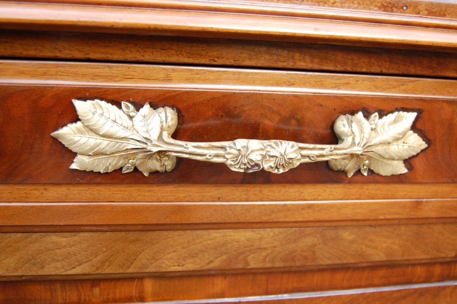 Buffet d �poque art nouveau en noyer des ann�es 1900