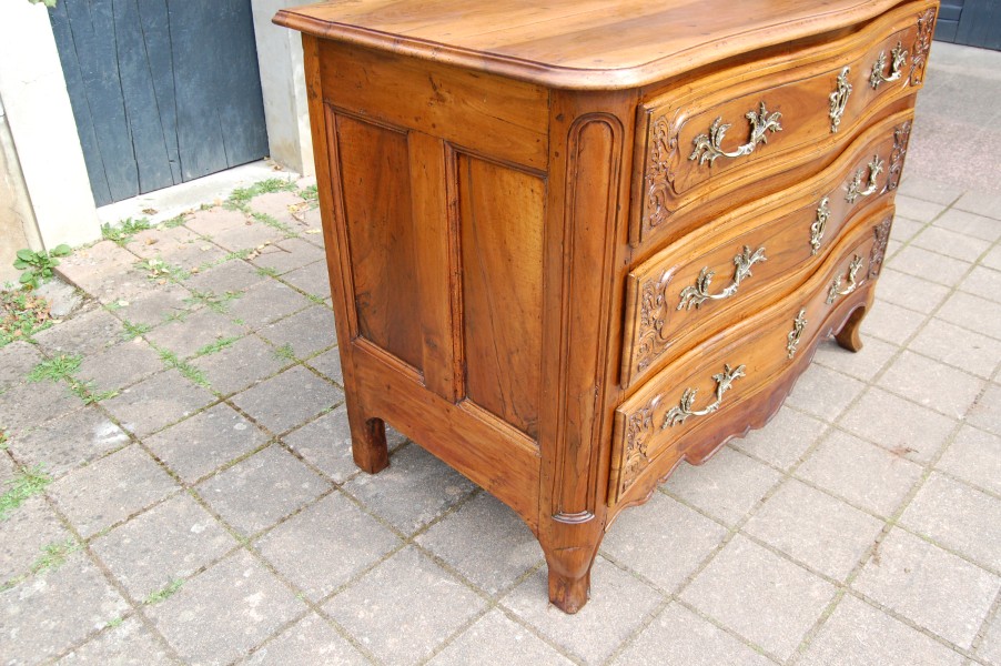 Commode d �poque Louis XV en noyer du 18e si�cle
