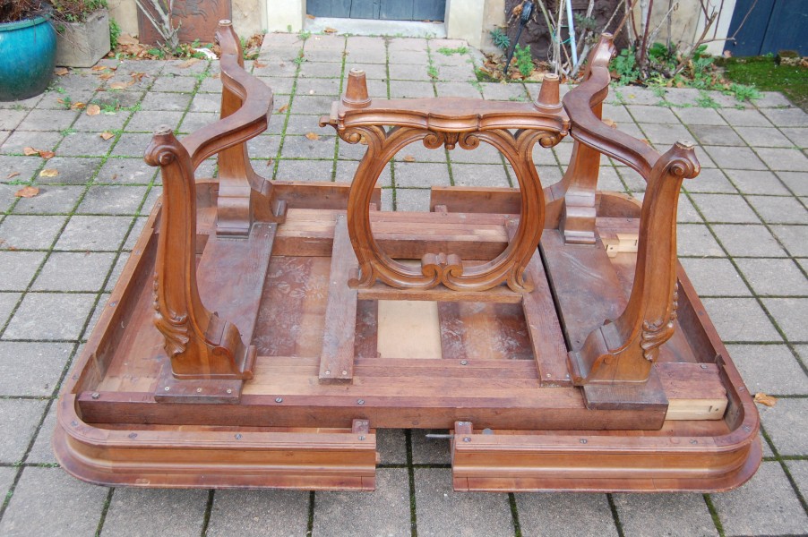 Table Napolon III en noyer de style Louis XV fin du 19e sicle