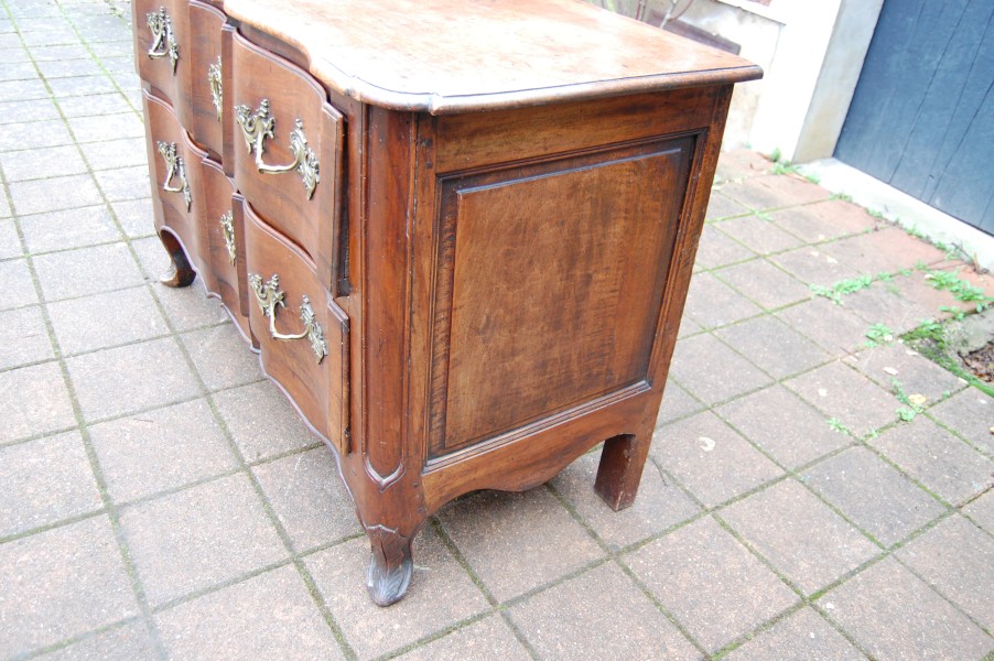 Commode arbal�te d �poque Louis XV en noyer du 18e si�cle