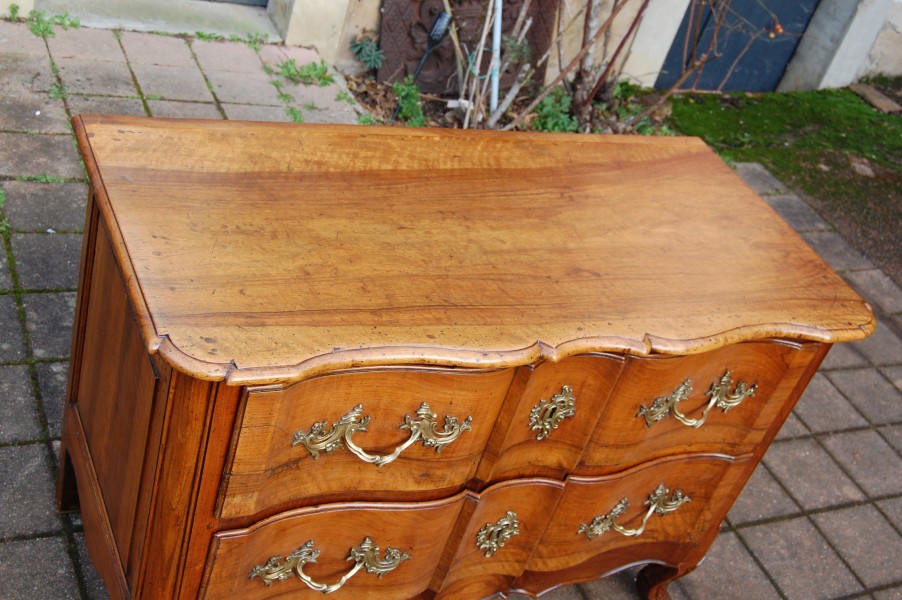 Commode arbal�te d �poque Louis XV en noyer du 18e si�cle