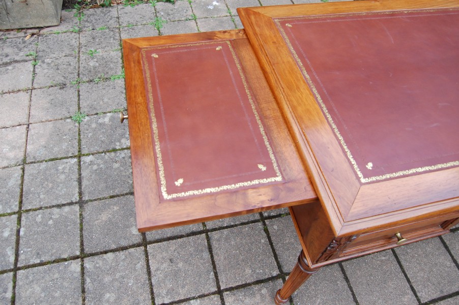 Bureau Napol�on III de style Louis XVI en noyer fin du 19e si�cle