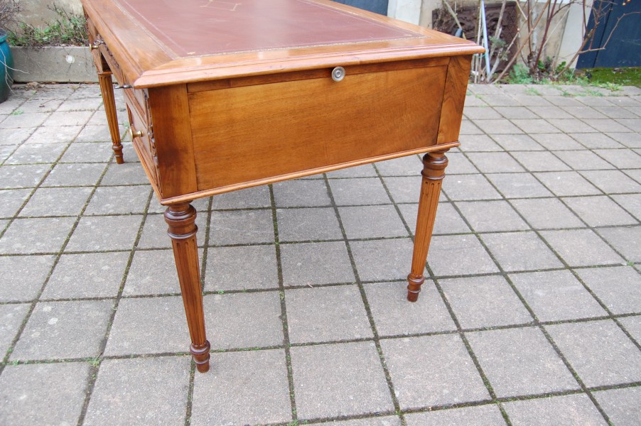 Bureau Napol�on III de style Louis XVI en noyer fin du 19e si�cle