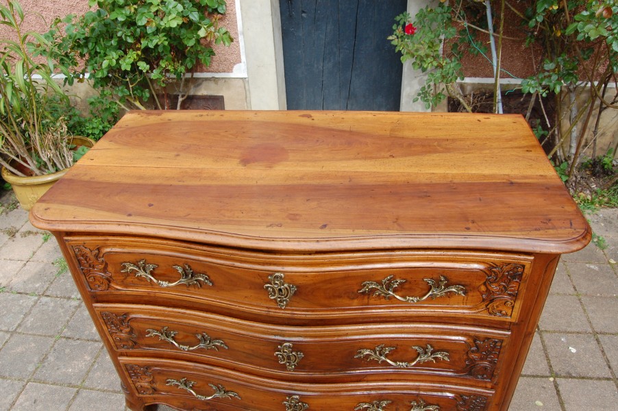 Commode d �poque Louis XV en noyer du 18e si�cle