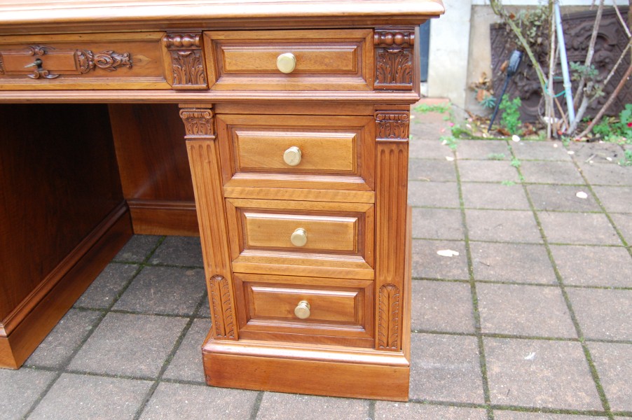 Bureau  caisson en noyer Napolon III en noyer du 19e sicle