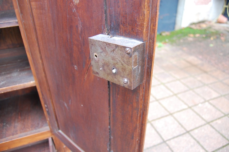 Armoire basse Louis XV en noyer du 19e sicle