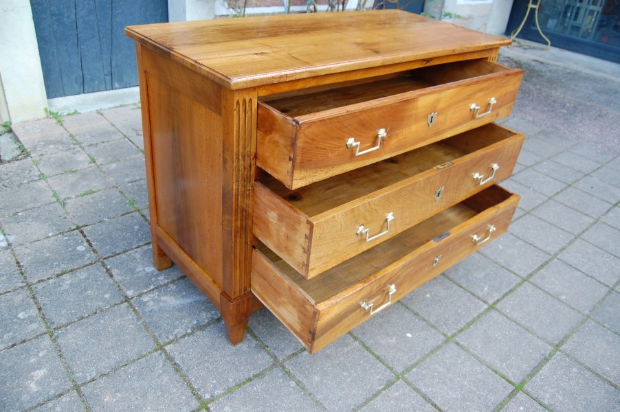 Commode d �poque Louis XVI en noyer du 18e si�cle