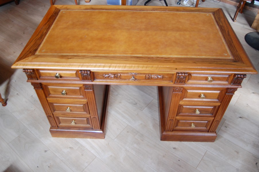 Bureau � caisson en noyer Napol�on III en noyer du 19e si�cle