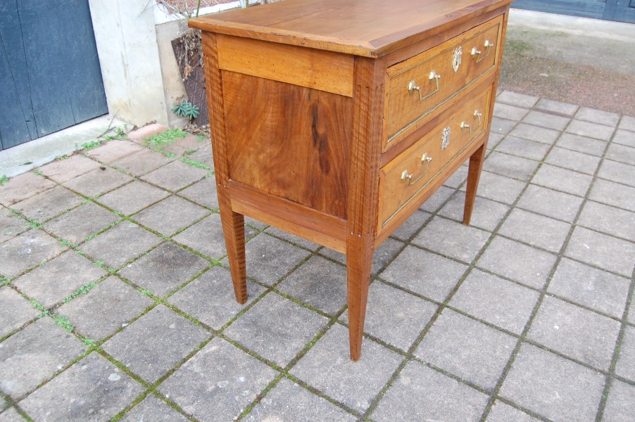 Commode d �poque Louis XVI en noyer du 18e si�cle