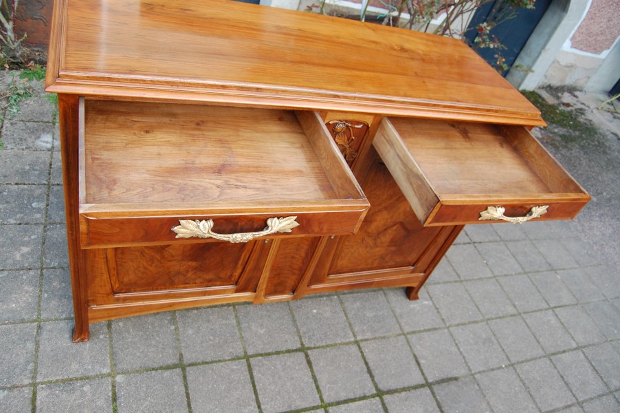 Buffet d �poque art nouveau en noyer des ann�es 1900
